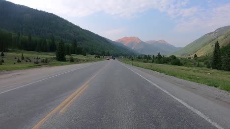 POV-Während-Der-Fahrt-Auf-Dem-Million-Dollar-Highway-Durch-Das-Red-Mountain-Creek-Valley-Mit-Dramatischer-Aussicht-Auf-Die-San-Juan-Mountains-In-Der-Nähe-Von-Ironton,-Colorado