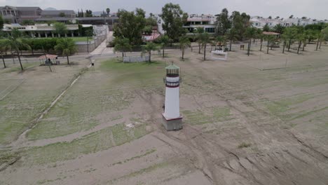 Una-Pareja-Caminando-Al-Lado-Del-Faro