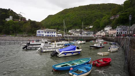 Kleine-Fischerboote-Schaukeln-An-Einem-Sehr-Windigen-Tag-Auf-Den-Wellen-Im-Hafen-Von-Lynmouth-Auf-Und-Ab