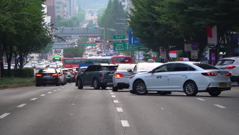 Coches-Y-Taxis-Cambiando-De-Carril-En-Un-Atasco-De-Tráfico-A-La-Estación-De-Gangnam-En-El-Distrito-De-Gangnam,-Corea-Del-Sur