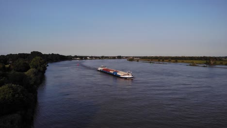 Luftaufnahme-Steuerbordseite-Frachtschiff-Des-Schicksals,-Das-Entlang-Der-Oude-Maas-Fährt