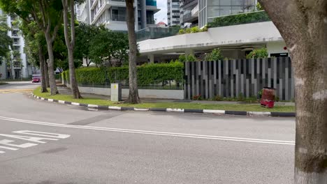 Un-Repartidor-De-Comida-En-Moto,-Balestier,-Singapur