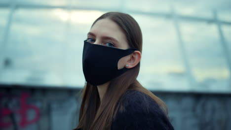 Frau-Trägt-Während-Des-Protests-Eine-Schutzmaske.-Mädchen-Mit-Maske-Blickt-In-Die-Kamera