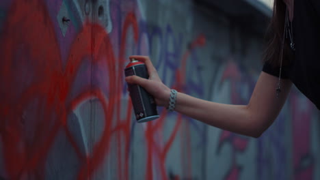 Mujer-Pintando-Graffiti-A-Mano-En-La-Pared-De-La-Calle.-Niña-Dibujando-Corazón-Rojo-En-El-Edificio