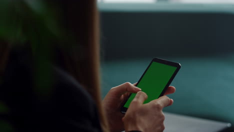 Nahaufnahme-Einer-Nicht-Erkennbaren-Geschäftsfrau,-Die-Auf-Einem-Mobiltelefon-Mit-Grünem-Bildschirm-Tippt