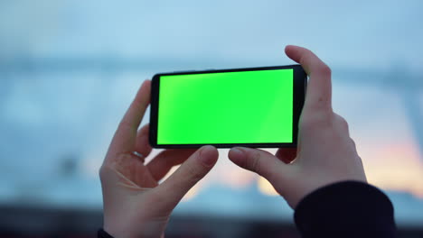 Frauenhände-Benutzen-Smartphone-Mit-Grünem-Bildschirm-Im-Freien.-Dame-Hält-Mobiltelefon