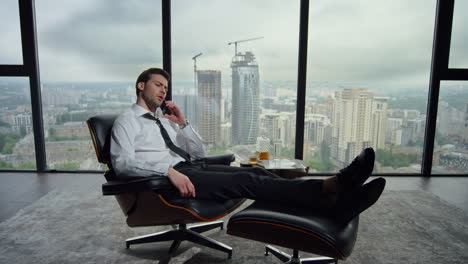 Businessman-talking-on-smartphone-in-office.-Male-boss-calling-on-mobile-phone