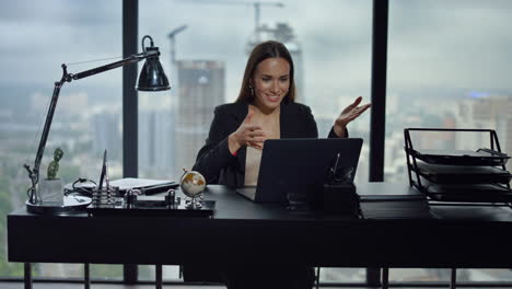 Mujer-De-Negocios-Hablando-En-Línea-Por-Videollamada-En-La-Oficina.-Mujer-Usando-Computadora