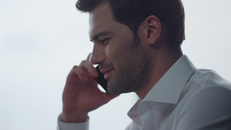 Hombre-De-Negocios-Hablando-Por-Teléfono-Inteligente-En-La-Oficina.-Hombre-Llamando-Por-Celular