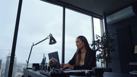 Businesswoman-working-on-laptop-in-office.-Lady-typing-on-laptop-keyboard