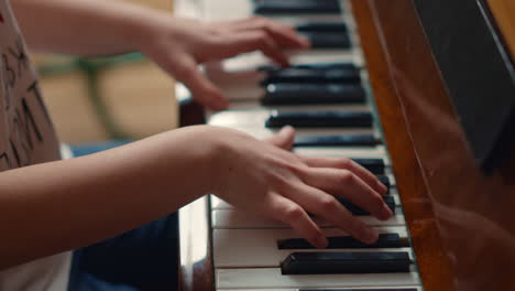 Nahaufnahme-Unbekannter-Hände,-Die-Drinnen-Klavier-Spielen.-Pianistenhände-üben.