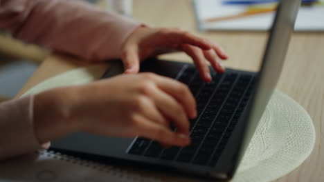 Mädchenhände-Tippen-Drinnen-Computertastatur.-Kind-Benutzt-Laptop-Für-Die-Schule.