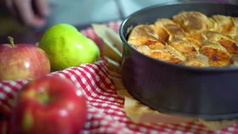 Frische-Äpfel-Und-Frisch-Gebackener-Apfelkuchen.-Gebackener-Kuchen