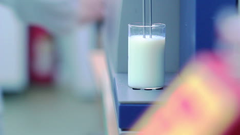 Milchanalyse.-Analyse-Der-Milchprobe-Auf-Laborgeräten.-Moderne-Ausrüstung