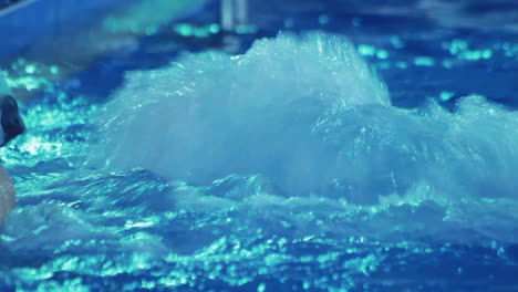 Wasser-Spritzt-Im-Whirlpool.-Welliges-Wasser-Im-Blauen-Schwimmbad