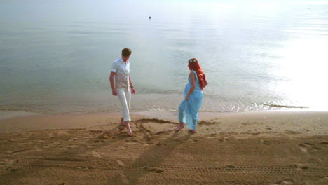 Romantisches-Paar,-Das-Herz-Auf-Sand-Zeichnet.-Daueraufnahme-Eines-Liebespaares