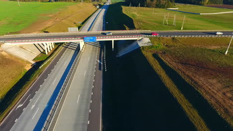 Autos-Fahren-Auf-Der-Autobahnbrücke.-Straßenkreuzung-Aus-Der-Luft.-Autobrücke-Autobahn
