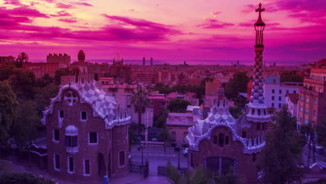 Parque-Güell-Diseñado-Por-Antoni-Gaudí-En-Barcelona.-Amanecer-En-Barcelona