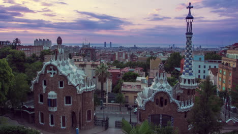 Wahrzeichen-Von-Barcelona.-Morgen-Im-Park-Güell,-Entworfen-Von-Antoni-Gaudi-In-Spanien