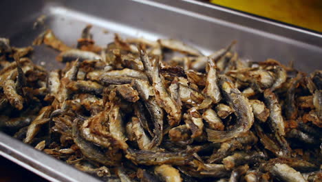 Pescado-Frito-Pequeño-En-Un-Plato-Grande.-Comida-De-La-Calle.-Sabrosos-Mariscos-Tomados-Por-El-Chef