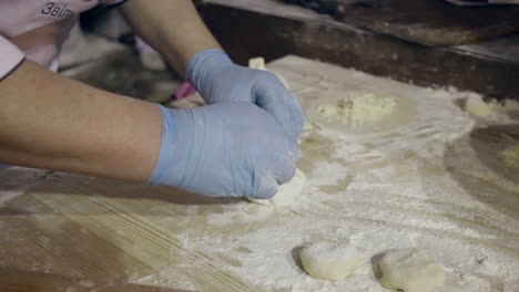 Essen-Kochen.-Georgische-Knödel-Kochen.-Zubereitungsprozess-Von-Khinkali