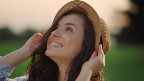 Mujer-Sonriente-Con-Sombrero-De-Paja-Al-Aire-Libre.-Retrato-De-Dama-Alegre-En-El-Parque