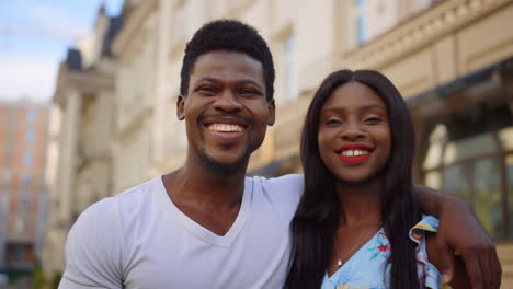 Lächelndes-Paar,-Das-In-Der-Stadt-Auf-Die-Linse-Starrt.-Afro-Menschen-Schauen-Auf-Der-Straße-In-Die-Kamera