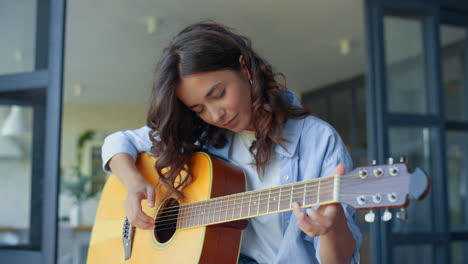 Chica-Practicando-Música-Con-Guitarra.-Guitarrista-Femenina-Tocando-Acordes-De-Guitarra