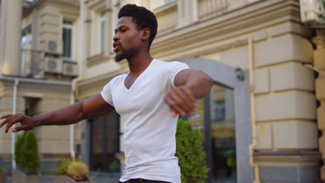 Heißer-Afro-männlicher-Tänzer,-Der-Draußen-Bachata-Tanzt.-Kerl,-Der-Körperbewegungen-Auf-Der-Straße-Macht