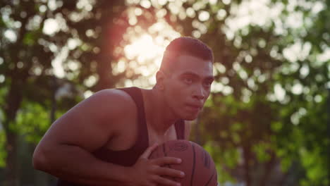 Porträt-Eines-Fokussierten-Straßenbasketballspielertrainings-Mit-Ball-Im-Freien.