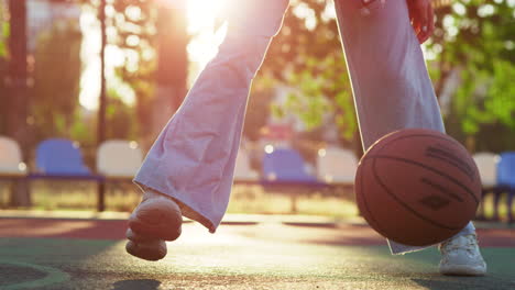 Gesunde-Frau-übt-Allein-Straßenbasketball-Auf-Dem-Sportspielplatz-Im-Freien