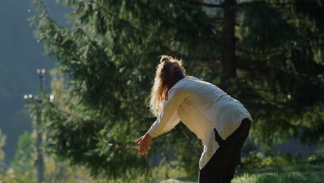 Yoga-Frau-Entspannt-Sich-In-Den-Bergen.-Meditatives-Mädchen,-Das-Auf-Einem-Sonnigen-Hügel-Bleibt.