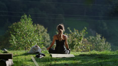 Yoga-Frau-Genießt-Den-Sommermorgen-Im-Freien.-Glückliches-Mädchen,-Das-Yoga-Im-Wald-Macht.