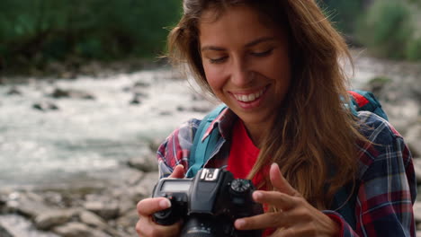 Excursionista-Usando-Cámara-Fotográfica.-Mujer-Sonriente-Tomando-Fotos-Del-Paisaje-De-Montaña