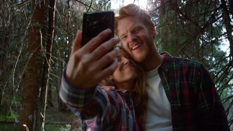 Couple-taking-selfie-on-cellphone.-Woman-and-man-smiling-at-phone-camera