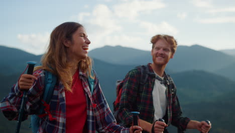 Lachendes-Paar-Beim-Trekking-In-Den-Bergen.-Nahaufnahme-Zweier-Touristen,-Die-Draußen-Zusammen-Lächeln