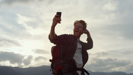 Excursionista-Emocional-Posando-Selfie-En-La-Cámara-Del-Teléfono.-Viaje-Hipster-Tomar-Foto-Afuera
