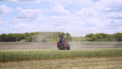 Landwirtschaftliches-Fahrzeug.-Bauer-Auf-Traktor.-Landwirtschaftliche-Geräte.-Landwirtschaftliche-Maschine