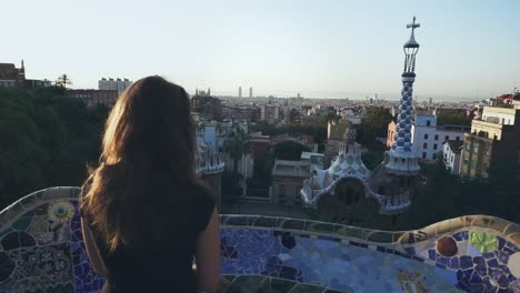 Frau-Blickt-Auf-Die-Stadtlandschaft-Von-Barcelona-Auf-Der-Aussichtsplattform.-Weltreisen