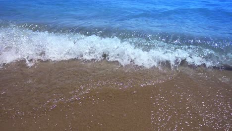 POV-Wellen-Rollen-An-Den-Strand.-Zeitlupe-Kleiner-Wellen,-Die-Die-Küste-Erreichen