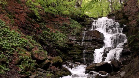 Kaskadenwasserfall-In-Den-Bergen.-Wasser-Fallende-Landschaft