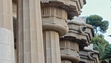 Säulengebäude-Und-Fassade-Historisches-Denkmal-Im-Park-Güell-Barcelona