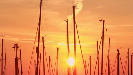 Abendwolken-Und-Sonnenuntergangssonne-Auf-Dem-Yachthafen-Im-Hintergrund.-Sonnenuntergangsyacht