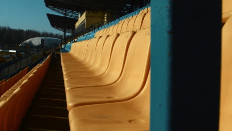 Filas-De-Sillas-De-Plástico-Numeradas-En-Un-Estadio-De-Fútbol-Abierto.