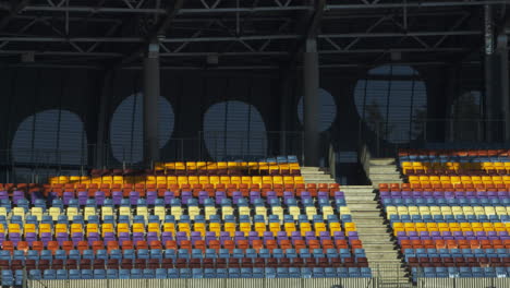 Fußballstadion-Ohne-Tribünen.-Leere-Sitze-In-Verschiedenen-Farben