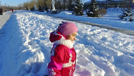 Kleines-Mädchen-Spielt-Im-Winterpark.-Sonniger-Wintertag