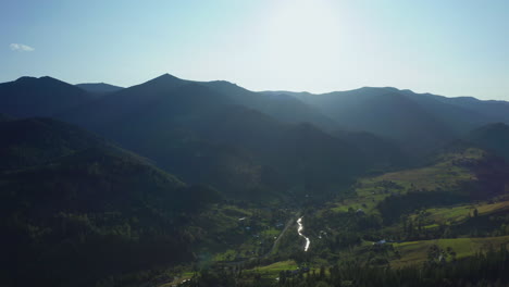 Luftaufnahme-Einer-Grünen-Berglandschaft-Mit-Bezaubernden-Fichtenwäldern-Vor-Der-Morgensonne