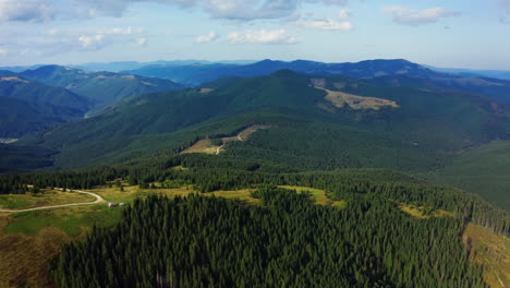 Vista-De-Drones-De-Las-Montañas-Pacífico-Bosque-De-Secuoyas-Que-Crecen-Panorama-De-Picos-Rocosos