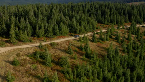 Auto-Im-Grünen-Wald,-Blick-Auf-Das-Ziel,-Big-Mountains-Nationalpark-Panorama