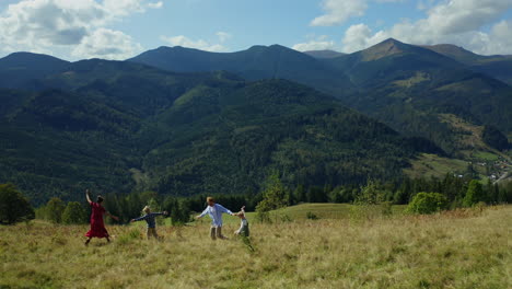 Familia-Contra-Montañas-Bailando-Disfrutando-Del-Tiempo-Mirando-Picas-De-Bosques-Verdes